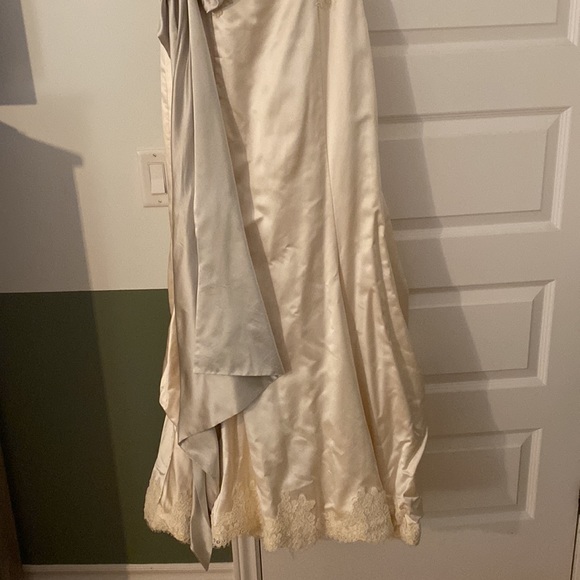 Wedding dress Les Noces Couture in Italian natural silk and lace guipure details - Picture 4 of 16